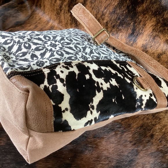 ANN GOTI Cowhide Canvas Zipper Top Crossbody Handbag - Picture 6 of 10